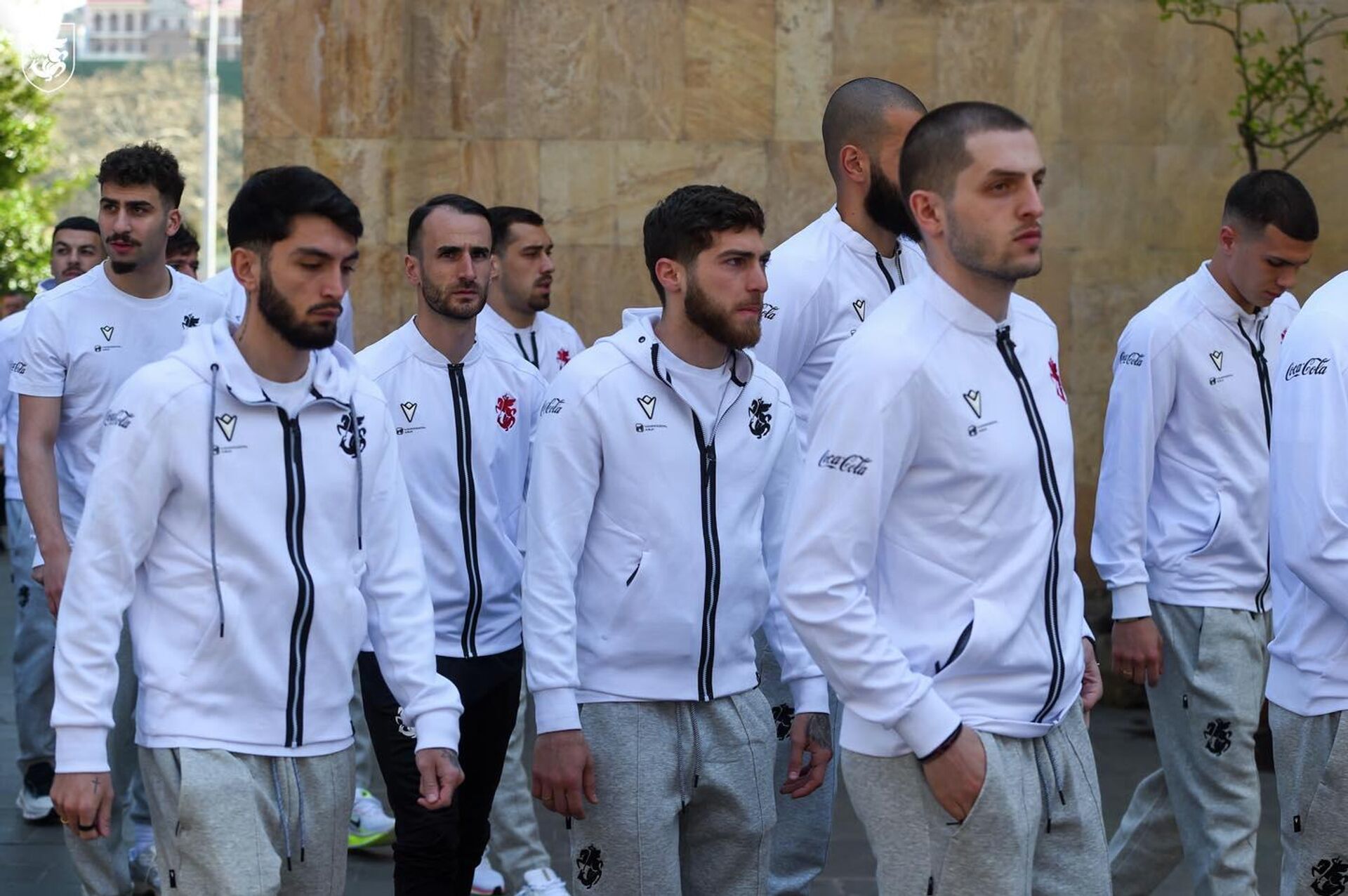 Футболисты сборной Грузии почтили память Патриарха в Сионском соборе - Sputnik Грузия, 1920, 24.03.2026