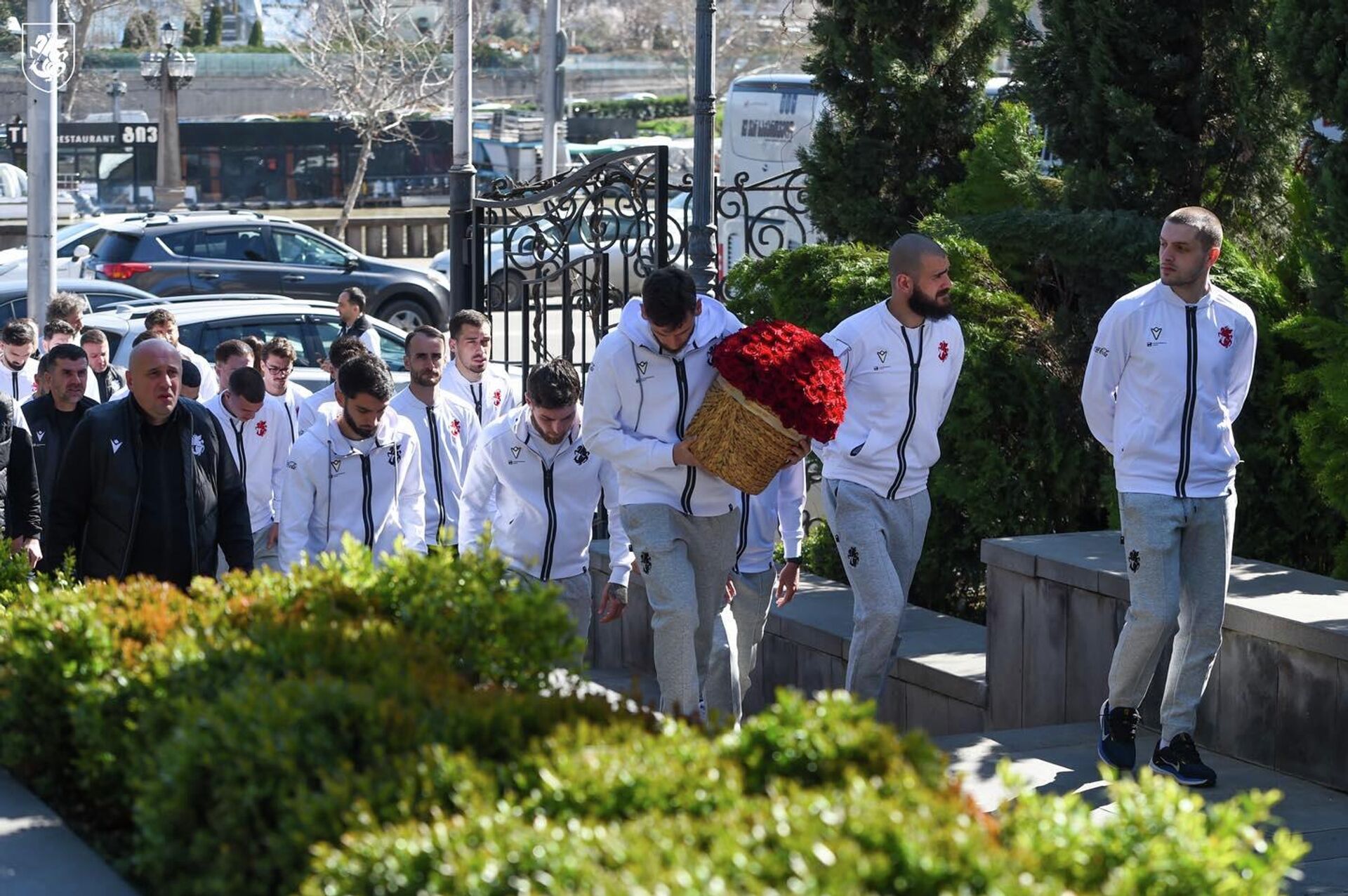 Футболисты сборной Грузии почтили память Патриарха в Сионском соборе - Sputnik Грузия, 1920, 24.03.2026