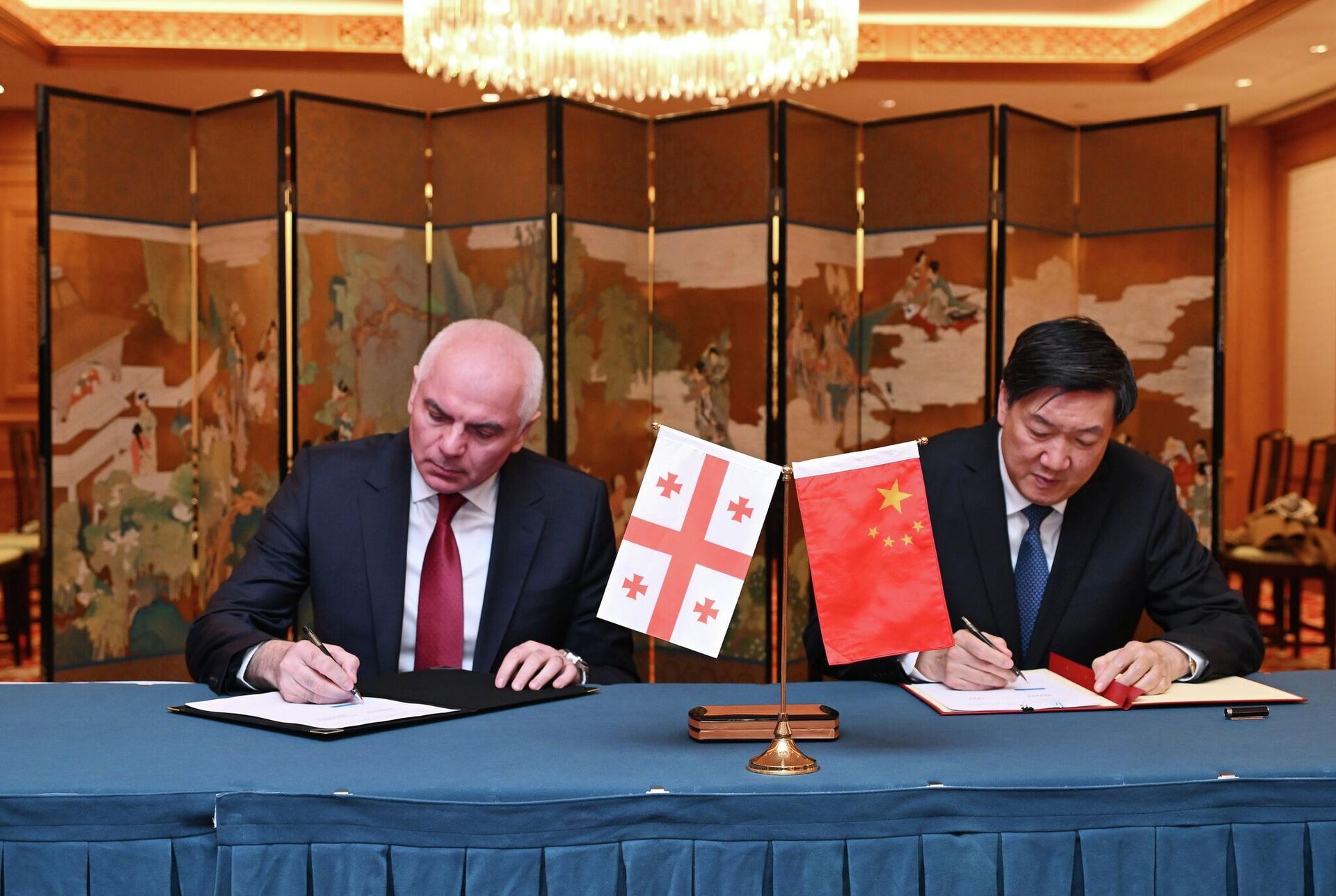 Подписания меморандума министром спорта Грузии Шалва Гоголадзе и его китайским коллегой Гао Чжидань  - Sputnik Грузия, 1920, 25.03.2026