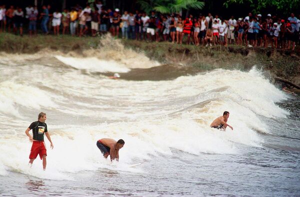 Волна "Поророка" – это мощная приливная волна (бор), возникающая в устье Амазонки, когда вода Атлантического океана входит в реку, заставляя ее течь вспять. Волна высотой 3-7 метров движется против течения со скоростью до 40 км/ч, преодолевая до 800 км вглубь суши. Это опасное, но популярное у экстремалов явление, часто называют "гремящей водой". - Sputnik Грузия