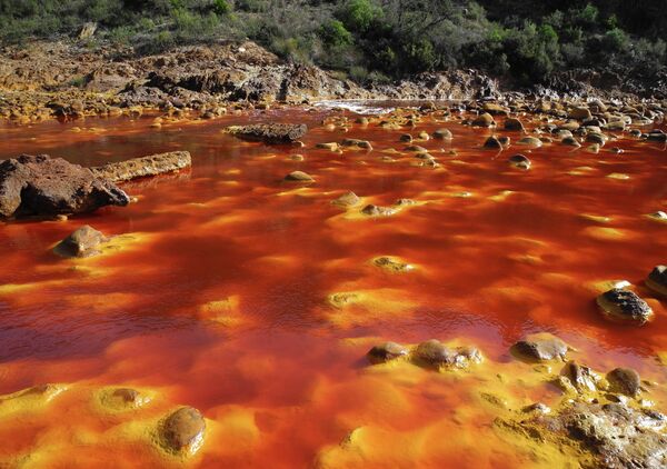 ესპანეთში მდებარე რიო-ტინტოს მდინარე საშიშია უკიდურესად მაღალი მჟავიანობის (pH ~2) და მძიმე მეტალების (რკინა, სპილენძი, დარიშხანი) მაღალი კონცენტრაციის გამო. - Sputnik საქართველო