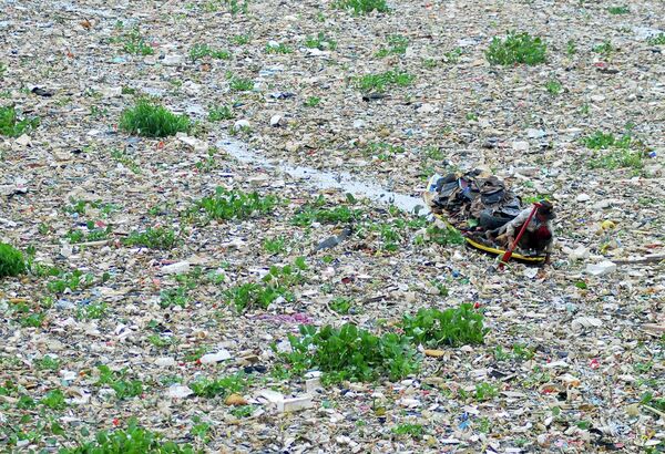 მდინარე ჩიტარული, რომელიც ინდონეზიაში, დასავლეთ იავაში მიედინება, საყოველთაოდ მიიჩნევა მსოფლიოში ყველაზე დაბინძურებულ მდინარედ. 300 კმ-იანი მდინარე საყოფაცხოვრებო და სამრეწველო ნარჩენების უკიდურესი სიმრავლით გამოირჩევა, რაც მე-20 საუკუნის 80-იანი წლების ინდუსტრიულმა ბუმმა გამოიწვია. - Sputnik საქართველო