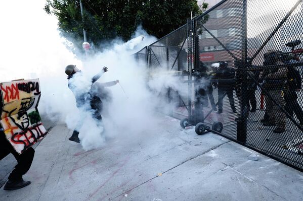 Акция протеста под лозунгом No Kings ("Нет королям") в Лос-Анджелесе. - Sputnik Грузия