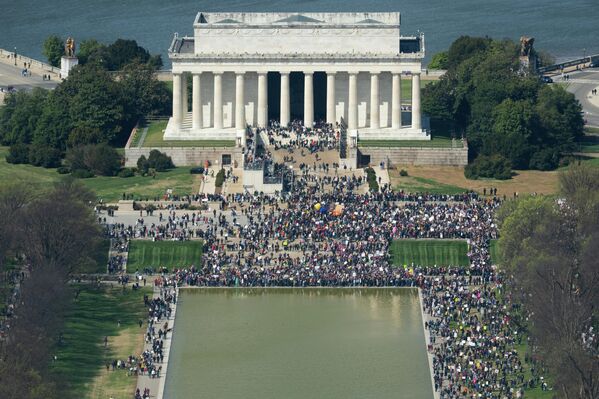 Акция протеста под лозунгом No Kings ("Нет королям") в Вашингтоне. - Sputnik Грузия