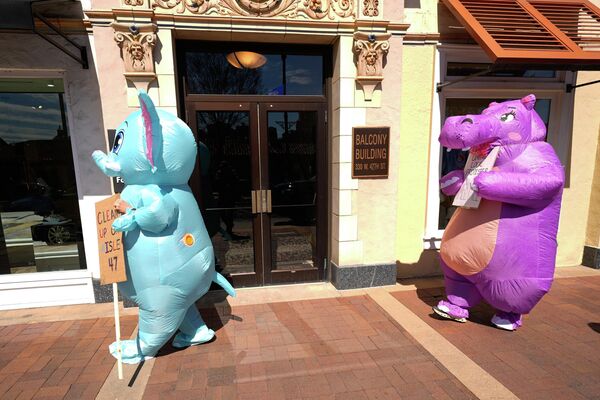 Акция протеста под лозунгом No Kings ("Нет королям") в Канзас-сити. - Sputnik Грузия