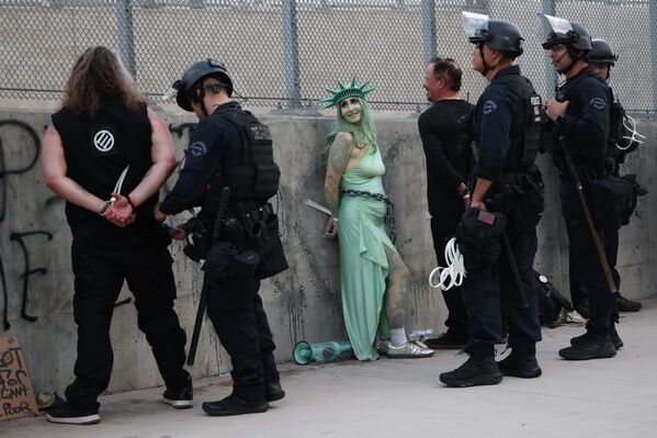 Акция протеста под лозунгом No Kings ("Нет королям") в Лос-Анджелесе - Sputnik Грузия