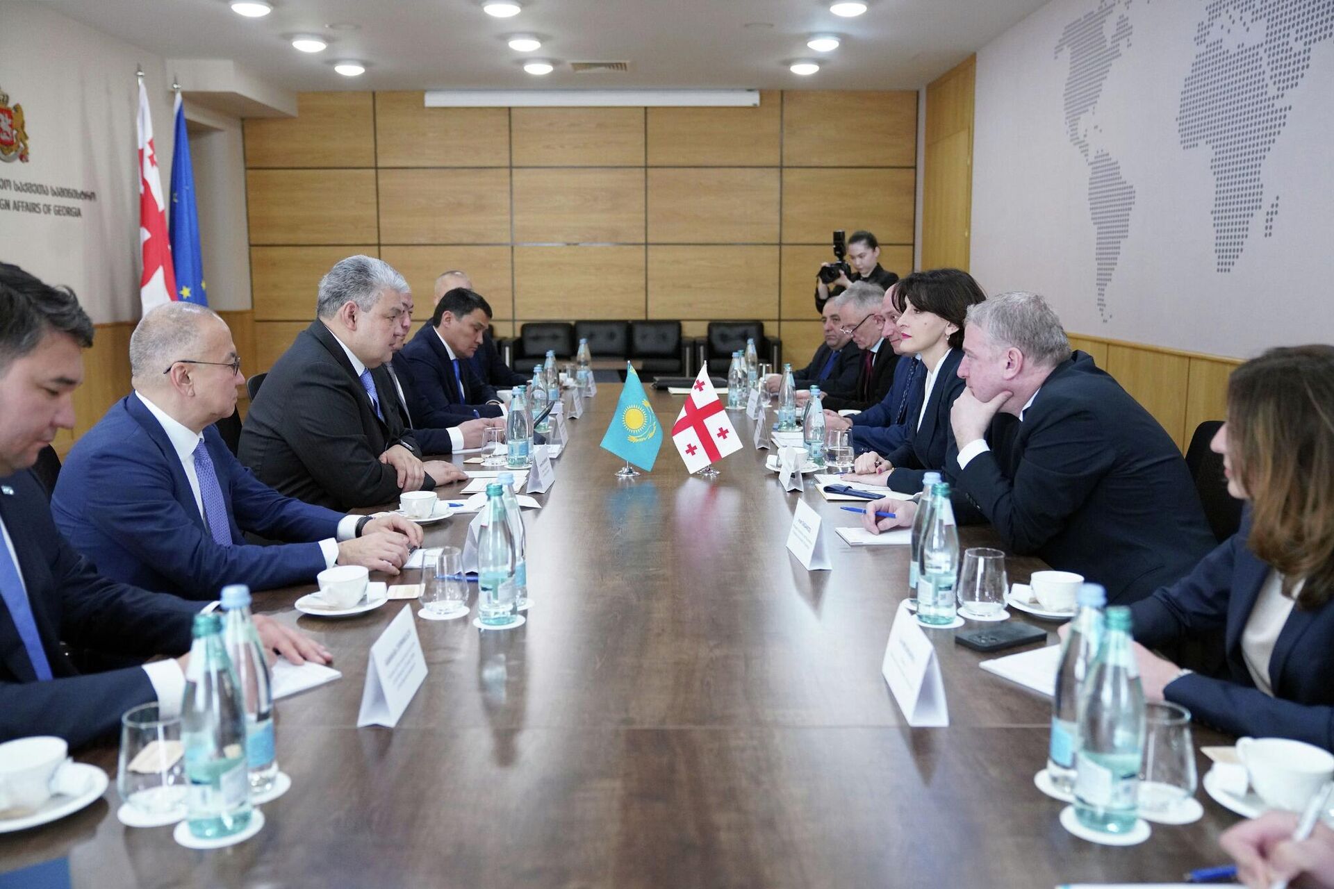 Встреча министра иностранных дел Грузии Маки Бочоришвили с казахстанским коллегой Ермеком Кошербаевым - Sputnik Грузия, 1920, 07.04.2026