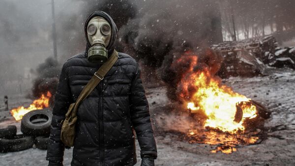 Человек в противогазе, архивное фото - Sputnik Грузия