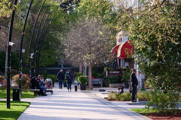 В парке много кафе и ресторанов – отдохнув на скамейках под солнцем, можно пойти перекусить. - Sputnik Грузия