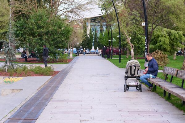 В парке спокойно и тихо. Тут часто можно увидеть родителей с маленькими детьми. - Sputnik Грузия