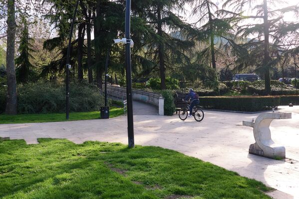 За безопасностью в парке постоянно ведется наблюдение – везде установлены видеокамеры. - Sputnik Грузия