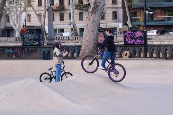 Тем временем любители экстремальных видов спорта развлекаются на скейт-площадке.  - Sputnik Грузия