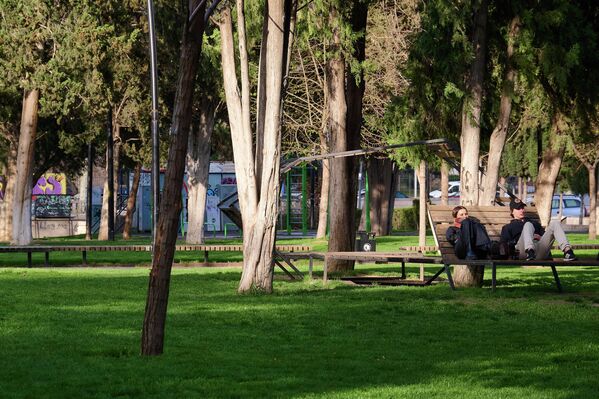 Апрель в Грузии выдался холодным, и теплые дни особенно радуют жителей города и его гостей.  - Sputnik Грузия
