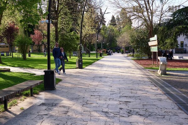 Солнце тем временем создает красивые узоры на дорожках парка.  - Sputnik Грузия