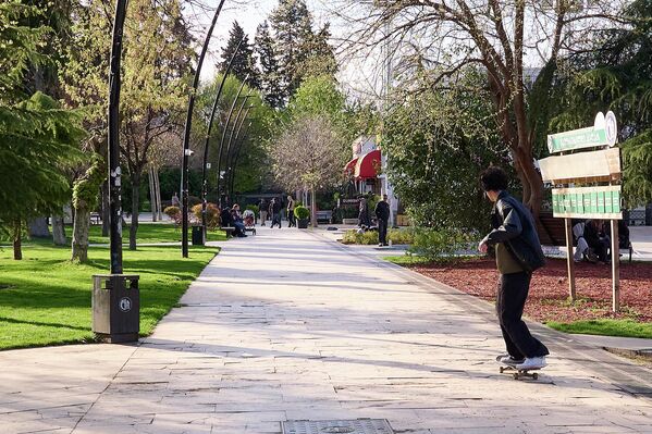 Солнце и теплая весенняя погода – прекрасный повод отдохнуть в парке на свежем воздухе. - Sputnik Грузия