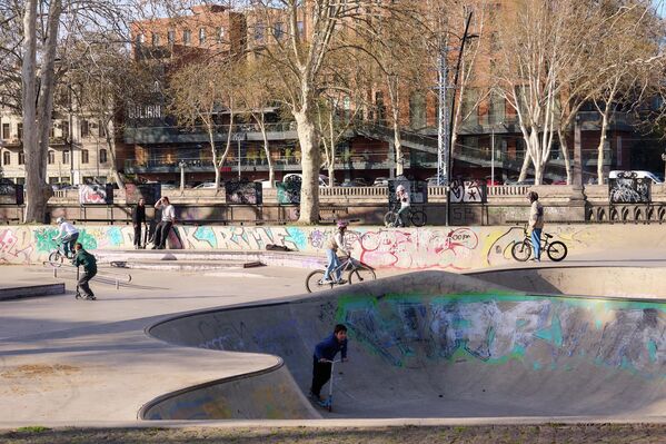 На расположенной в парке скейт-площадке много молодежи – это популярное место в самом центре города.  - Sputnik Грузия