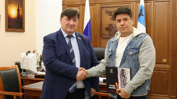 Спикер Белгородской областной Думы Юрий Клепиков и лидер политической партии Солидарность во имя мира Мамука Пипия - Sputnik Грузия