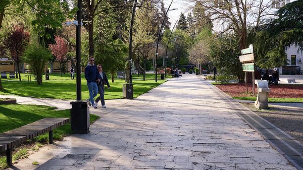 Весна в Тбилиси. Жители гуляют по парку Дэда Эна - Sputnik Грузия