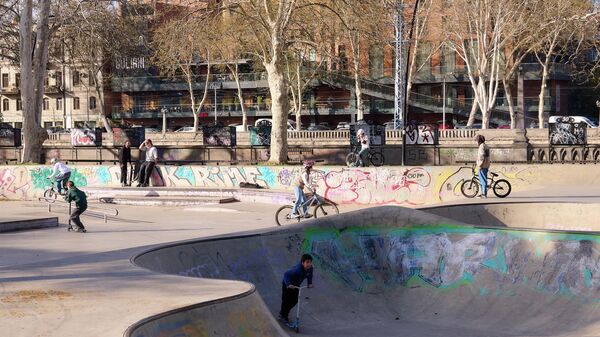 Весна в Тбилиси. Скейт-площадка в парке Дэда Эна - Sputnik Грузия