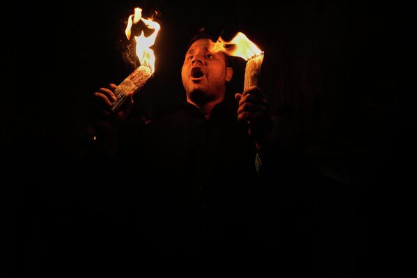 Огонь первоначально доставили в тбилисский собор Сиони, где пасхальную литургию провел местоблюститель патриаршего престола, митрополит Шио. - Sputnik Грузия