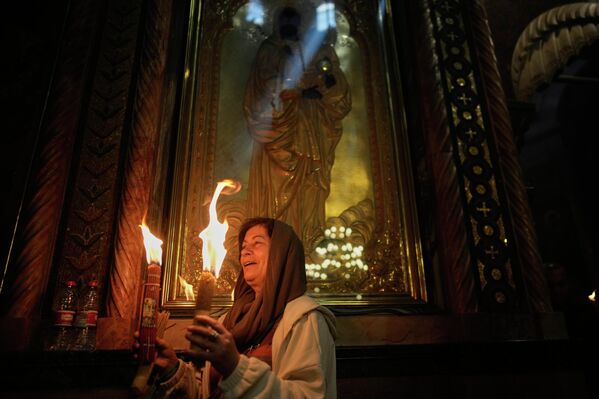 только в Великую Субботу накануне православной Пасхи и только по молитвам православного патриарха. - Sputnik Грузия