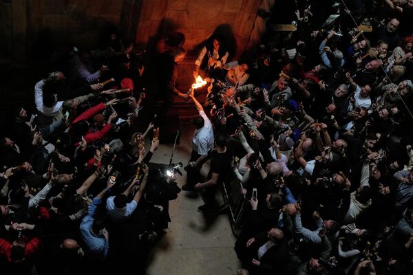 Схождение Благодатного огня происходит в Кувуклии, часовне внутри храма Гроба Господня, - Sputnik Грузия