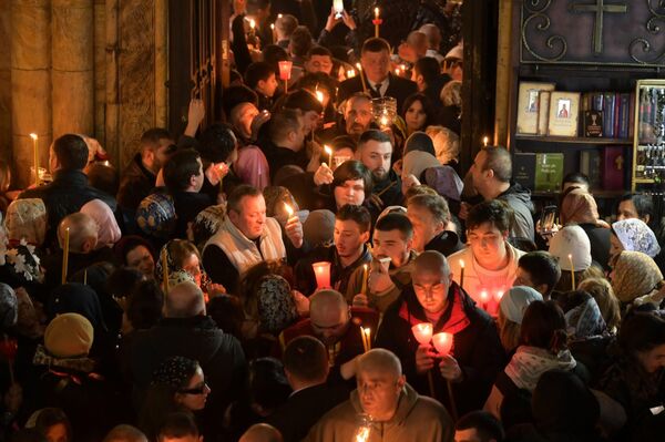 Благодатный огонь символизирует нерукотворный свет Воскресения Христова. - Sputnik Грузия