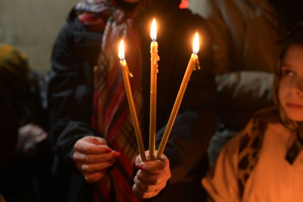 В этом году грузинские священнослужители традиционно присутствовали на церемонии схождения Благодатного огня в Иерусалиме.  - Sputnik Грузия