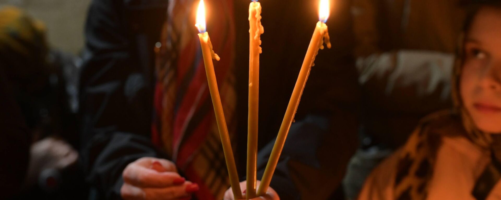 Благодатный огонь доставили из Иерусалима в Грузию в тбилисский храм Сиони - Sputnik Грузия, 1920, 12.04.2026