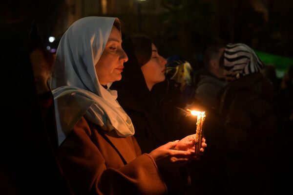 Благодатный огонь доставили из Иерусалима в Грузию в тбилисский храм Сиони - Sputnik Грузия