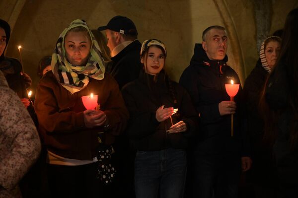 Благодатный огонь доставили из Иерусалима в Грузию в тбилисский храм Сиони - Sputnik Грузия
