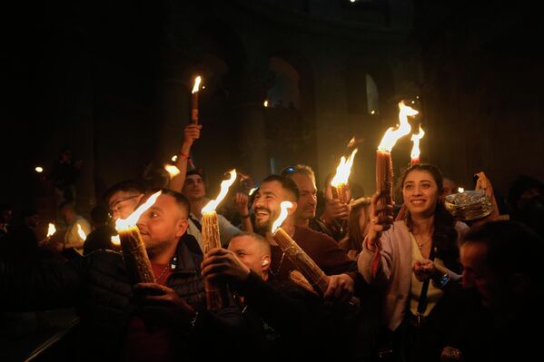 წმინდა ცეცხლი ქრისტეს მკვდრეთით აღდგომის არამიწიერი სინათლის სიმბოლოა. - Sputnik საქართველო