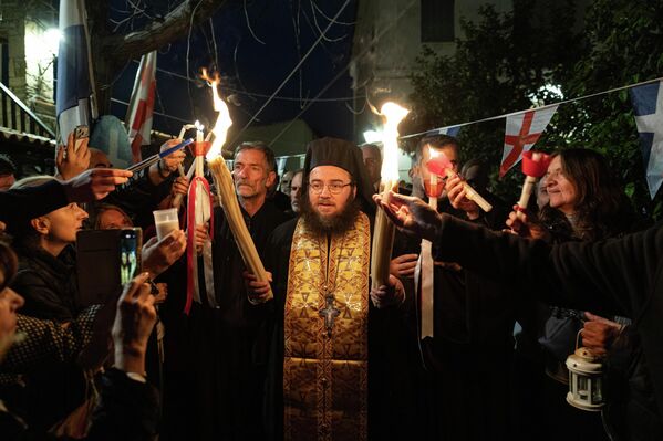 მაცხოვრის  საფლავის ტაძარში წმიდა ცეცხლის გარდამოსვლა ყოველწლიურად მართლმადიდებლური  აღდგომის წინ, დიდ შაბათს ხდება. იერუსალიმიდან საქართველოში წმინდა  ცეცხლი 1995 წლიდან ჩამოაქვთ. - Sputnik საქართველო