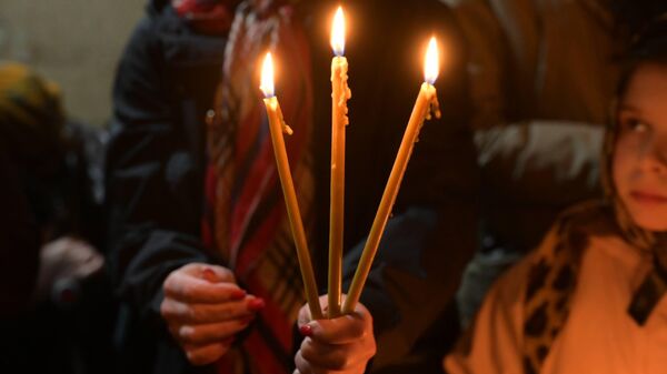 Благодатный огонь доставили из Иерусалима в Грузию в тбилисский храм Сиони - Sputnik საქართველო