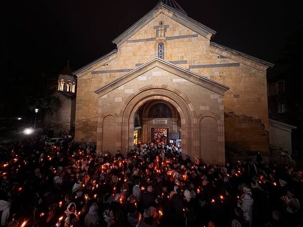 წმინდა ცეცხლი სიონის საკათედრო ტაძარში მიაბრძანეს. - Sputnik საქართველო