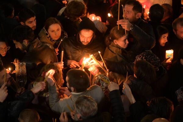 წმინდა ცეცხლი, ტრადიციულად, სხვა საქართველოს ეკლესიებში განაწილდება.  - Sputnik საქართველო