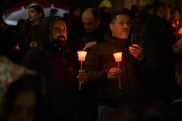 წმინდა ცეცხლი საქართველოში მომლოცველთა მცირე ჯგუფმა ჩამოაბრძანა. - Sputnik საქართველო