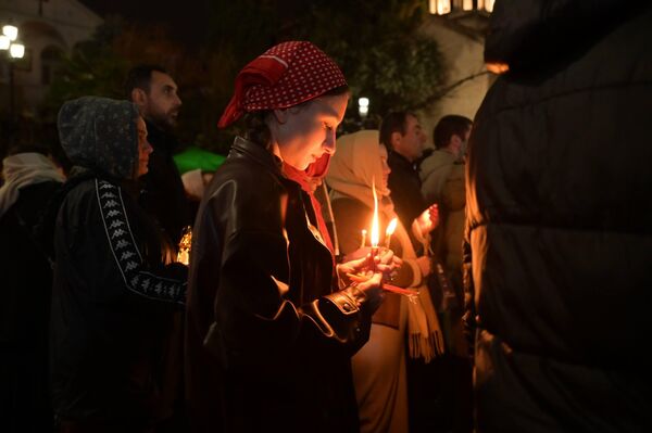 თბილისის აეროპორტში წმინდა ცეცხლს სასულიერო პირები და მორწმუნეები დახვდნენ. - Sputnik საქართველო