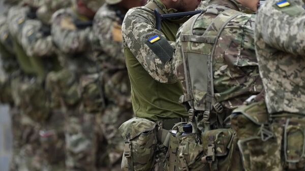 Военнослужащие с украинскими шевронами, архивное фото - Sputnik Грузия