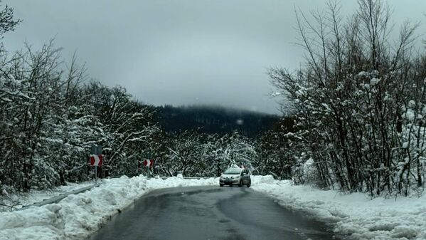 Всего в 30 километрах от Тбилиси в апреле начинается настоящая зима.  - Sputnik Грузия