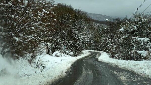 Некоторые из водителей, которые рискнули припарковаться на обочине, потом не могли самостоятельно выехать обратно на дорогу.  - Sputnik Грузия