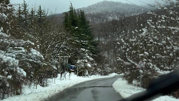 В такую погоду следует быть максимально внимательными на дороге, особенно на крутых поворотах, где снежные сугробы сужают место для проезда машин до одной полосы.  - Sputnik Грузия