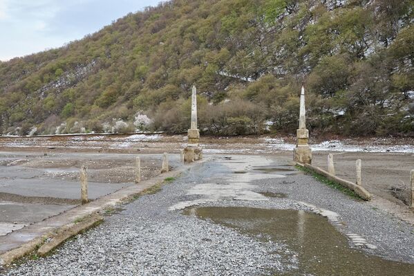 старый мост обычно стоит полностью затопленный водой.  - Sputnik Грузия