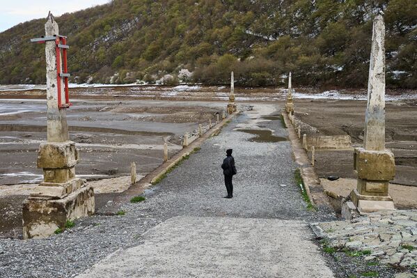Над поверхностью воды часто виднеется лишь верхняя часть двух колонн у въезда на мост, и туристы редко обращают на них внимание.  - Sputnik Грузия