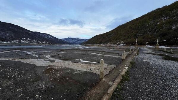 Мало кому известно, но под водой после создания водохранилища оказались не только мост и старая дорога, но и город Жинвали и несколько деревень.  - Sputnik Грузия
