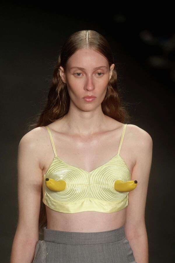 Модель демонстрирует творение из коллекции Normando во время Недели моды в Рио-де-Жанейро. - Sputnik Грузия