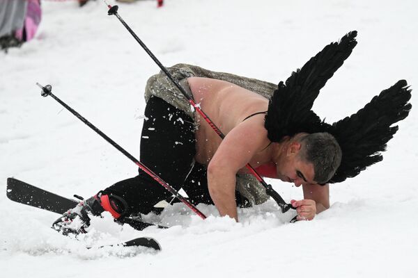 Участник Карнавального спуска на склоне горы Зеленая во время фестиваля GrelkaFest в Шерегеше, Россия - Sputnik Грузия