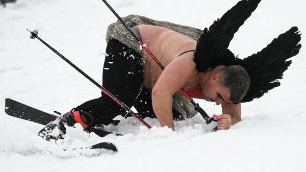 Участник Карнавального спуска на склоне горы Зеленая во время фестиваля GrelkaFest в Шерегеше, Россия - Sputnik Грузия