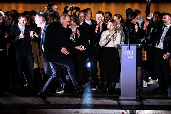 Жолт Хегедуш празднует победу партии Тиса на парламентских выборах в Венгрии. - Sputnik Грузия