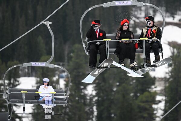 Участники Карнавального спуска на склоне горы Зеленая перед стартом во время фестиваля GrelkaFest в Шерегеше, Россия - Sputnik Грузия
